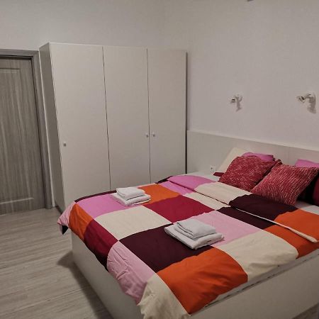 Old Town Bar Apartments On Street Tonitza Bukarest Eksteriør billede