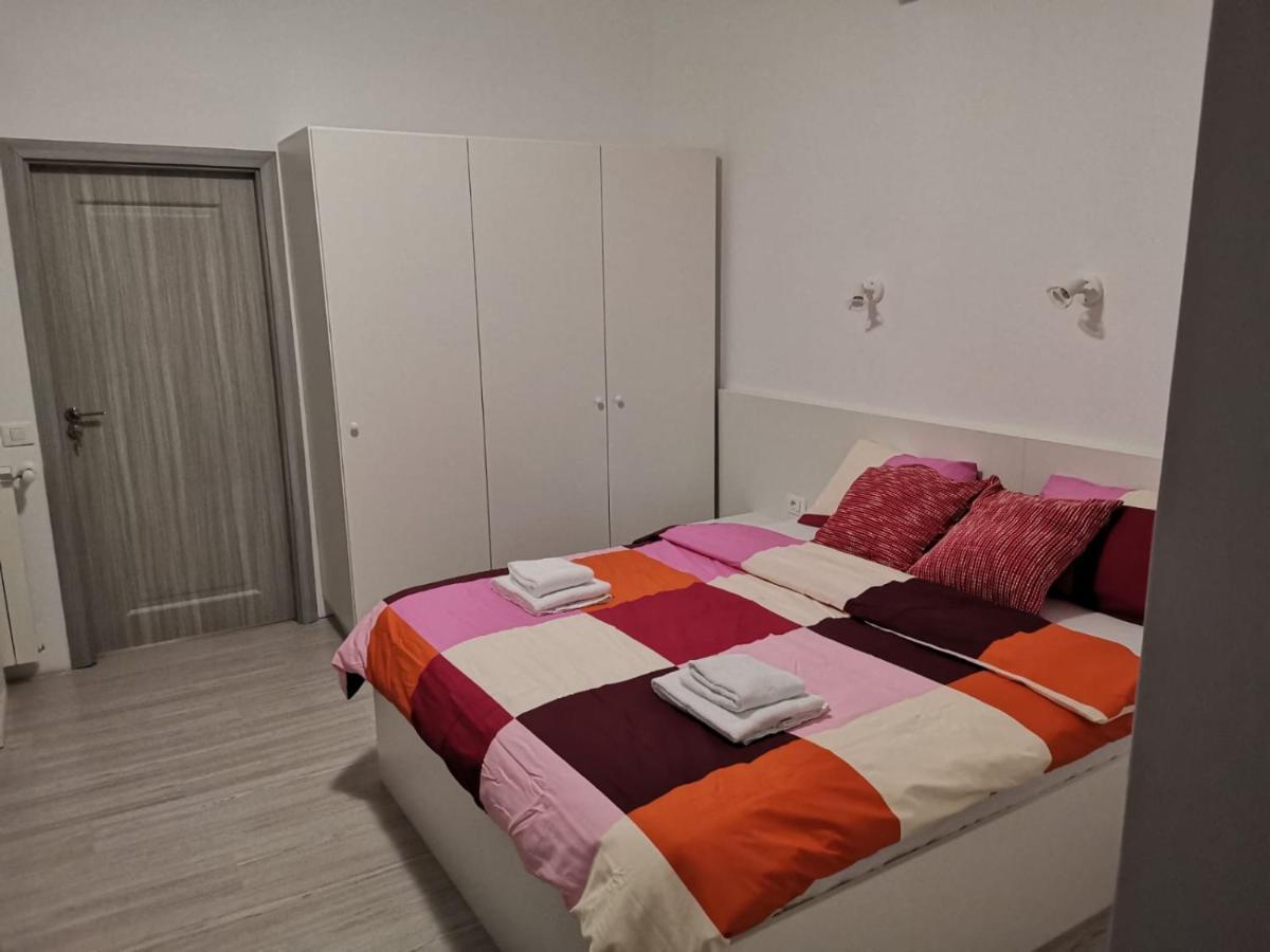 Old Town Bar Apartments On Street Tonitza Bukarest Eksteriør billede