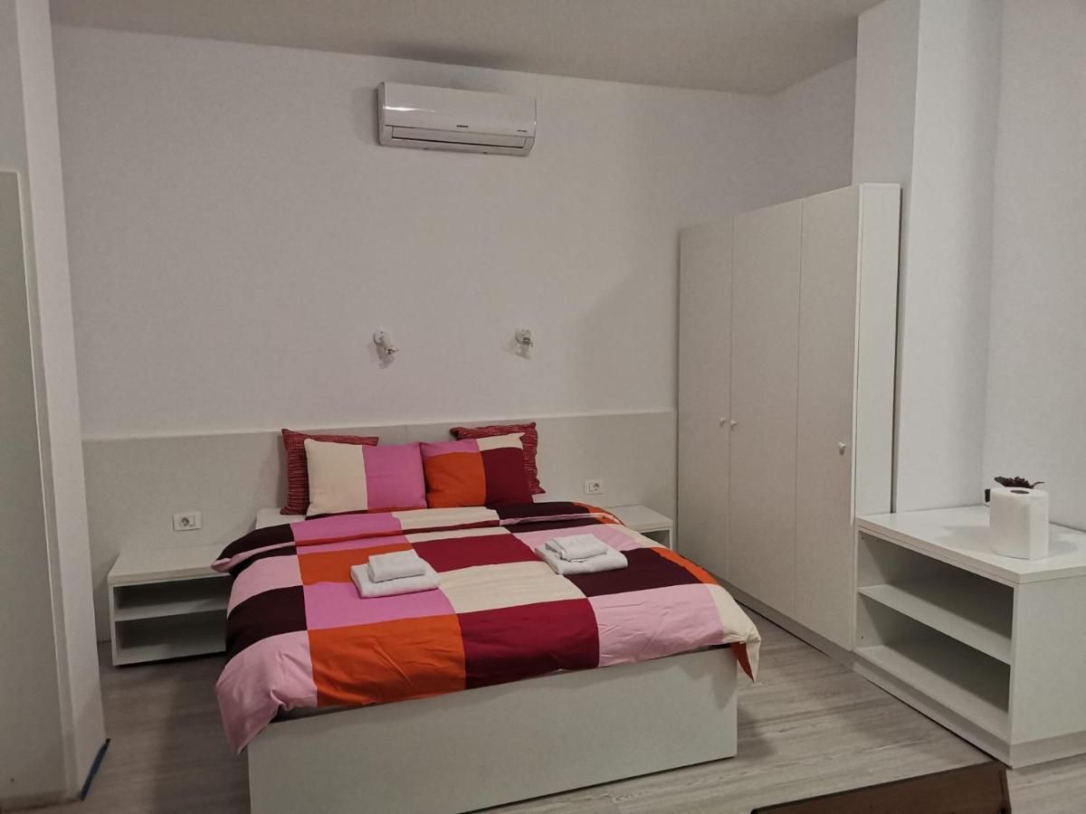 Old Town Bar Apartments On Street Tonitza Bukarest Eksteriør billede