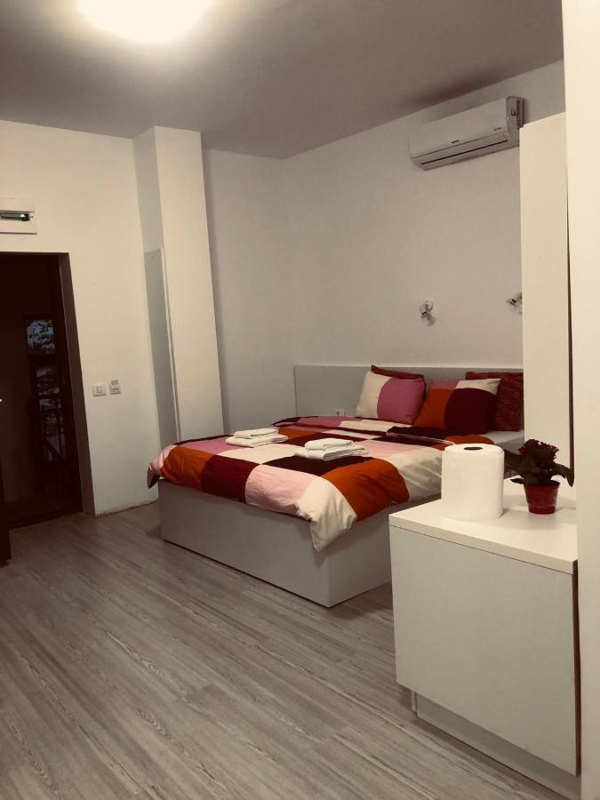 Old Town Bar Apartments On Street Tonitza Bukarest Eksteriør billede