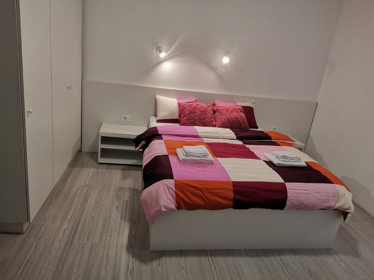 Old Town Bar Apartments On Street Tonitza Bukarest Eksteriør billede