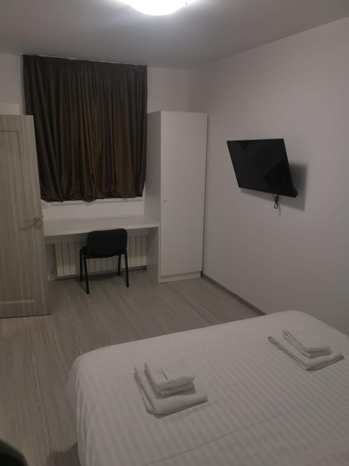 Old Town Bar Apartments On Street Tonitza Bukarest Eksteriør billede